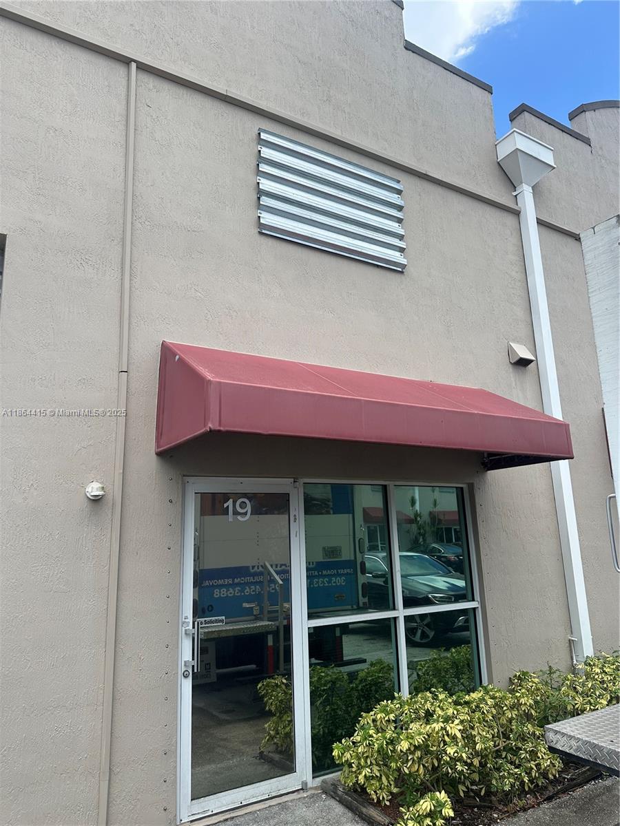 Great location in the heart of Kendall and Tamiami Airport area. 1884 SQF Small Office/Warehouse Combination. Plenty of space for storage and operations. Office and bathroom. 2 assigned parking spaces. Easy access to major highways.
