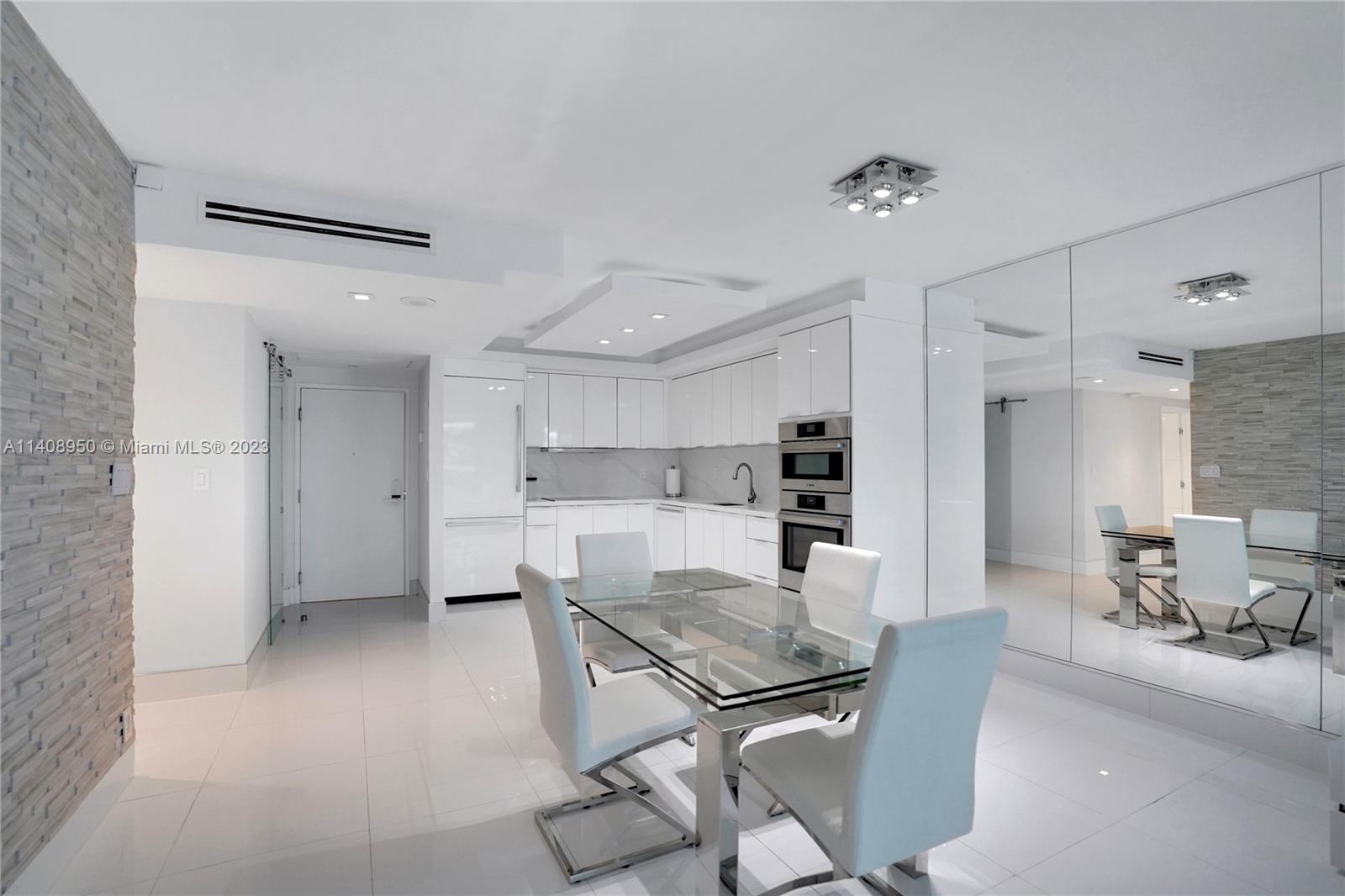 2301 Collins Ave 416