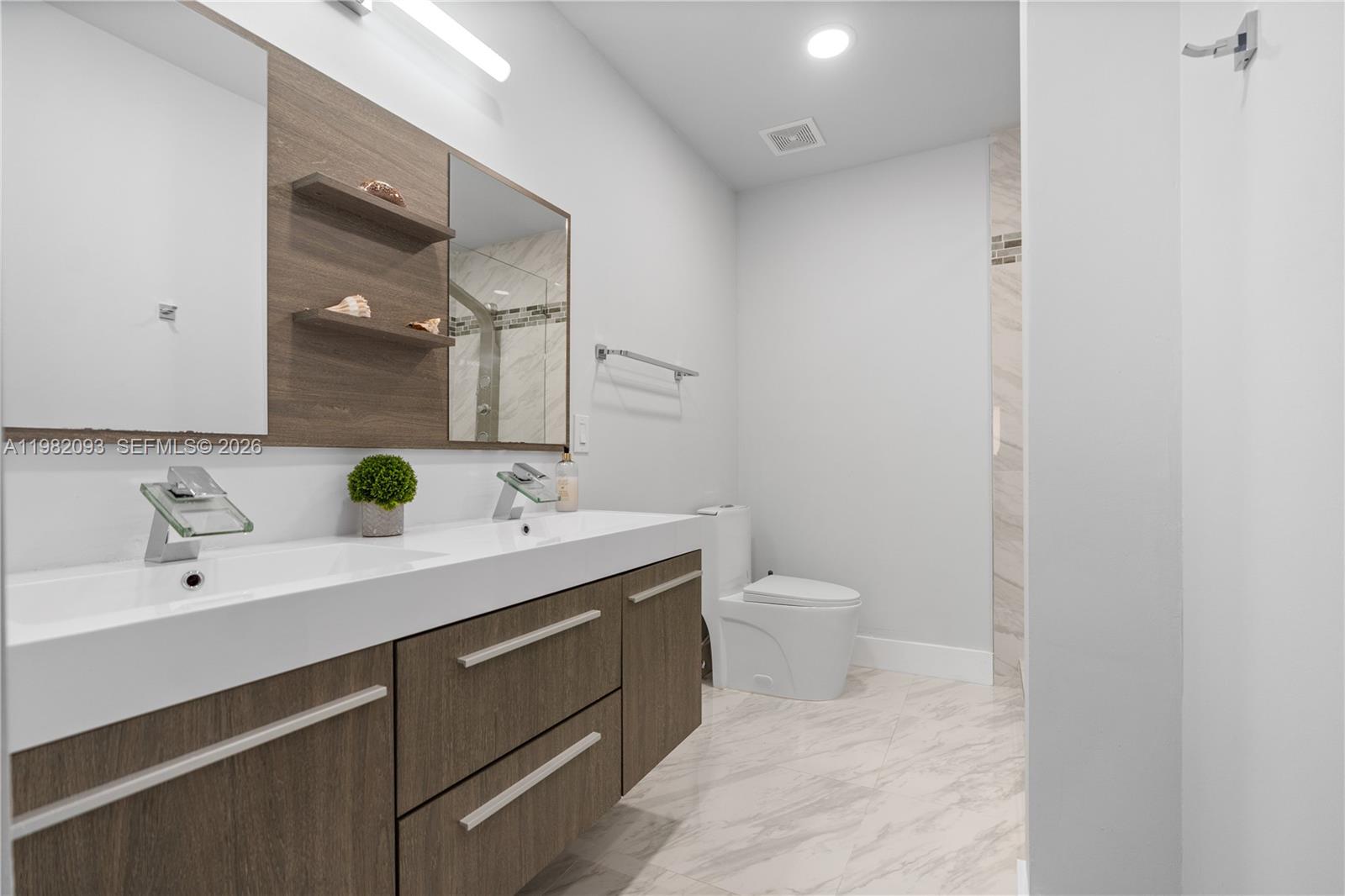 LEOMAR HOMES - Residential