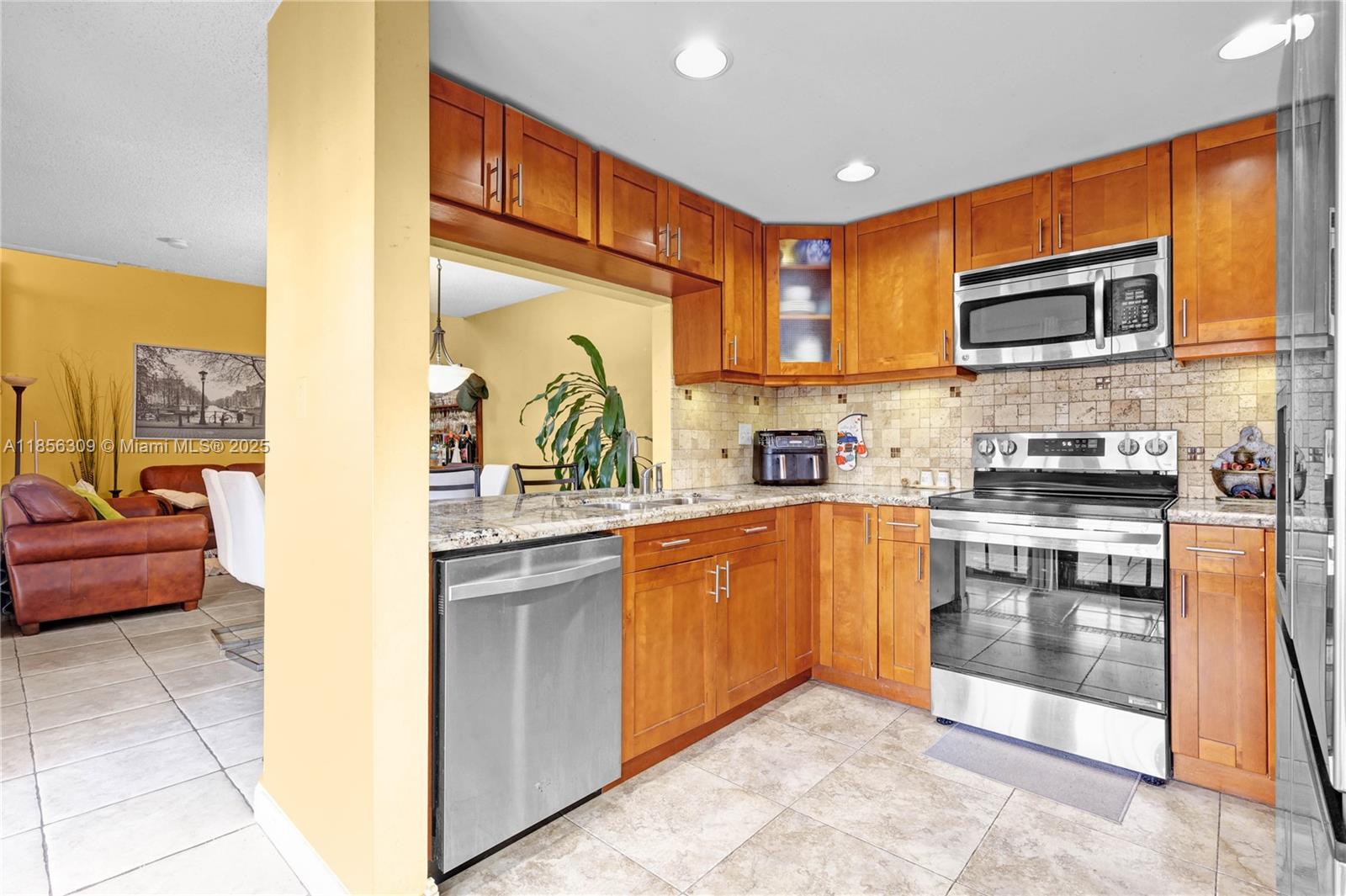 10077 NW 5th Ter 10077