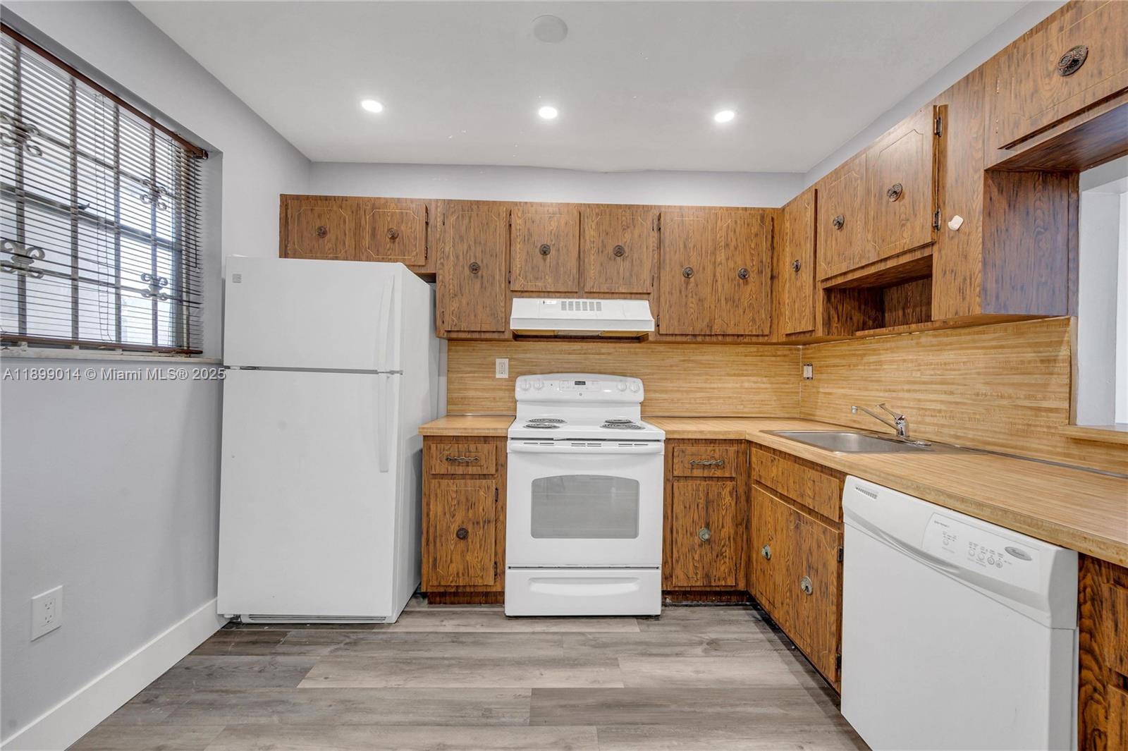 NEW LAND GARDENS CONDO - Residential Lease