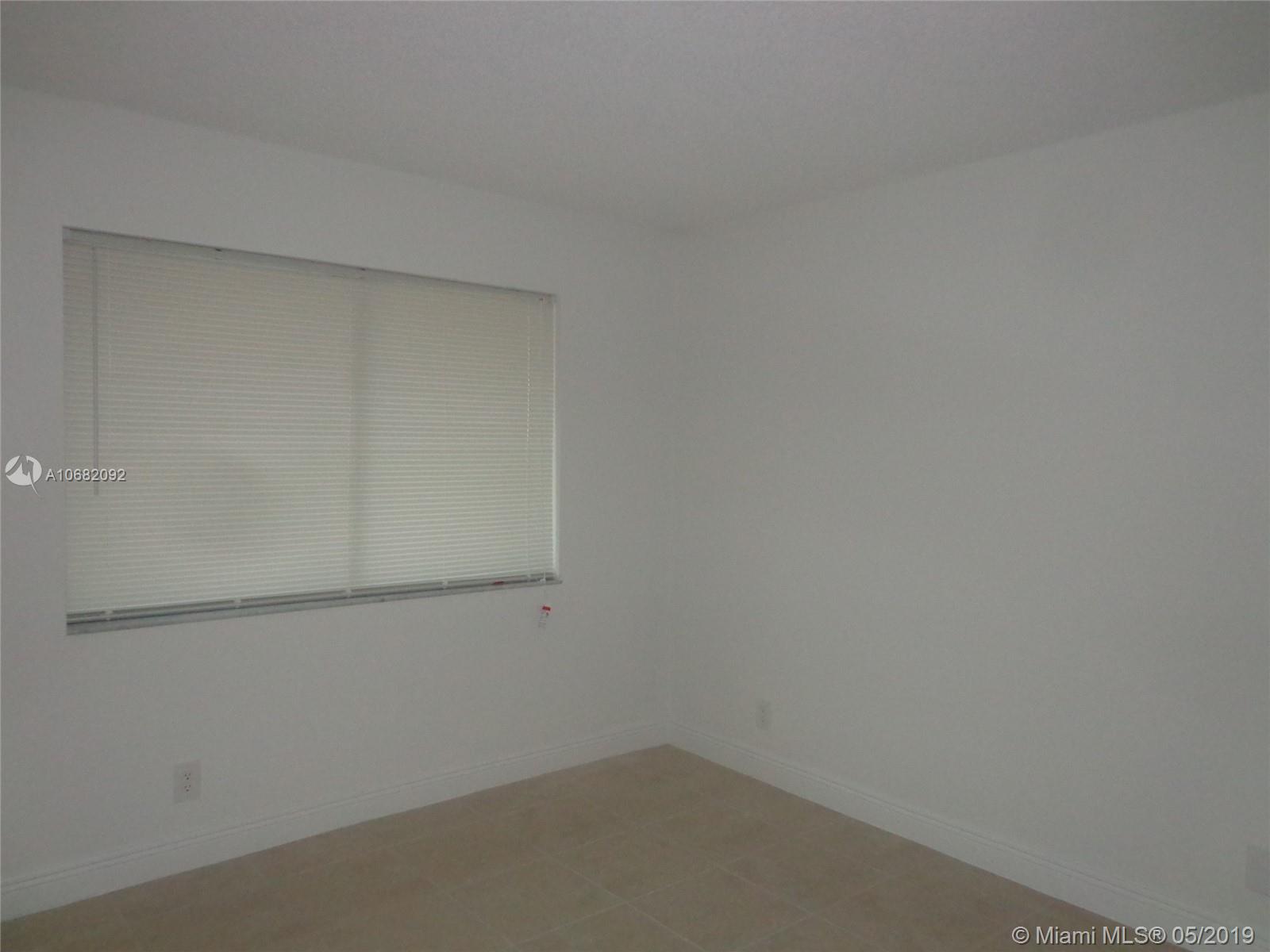 LEXINGTON ON THE GREEN CO - Residential Lease