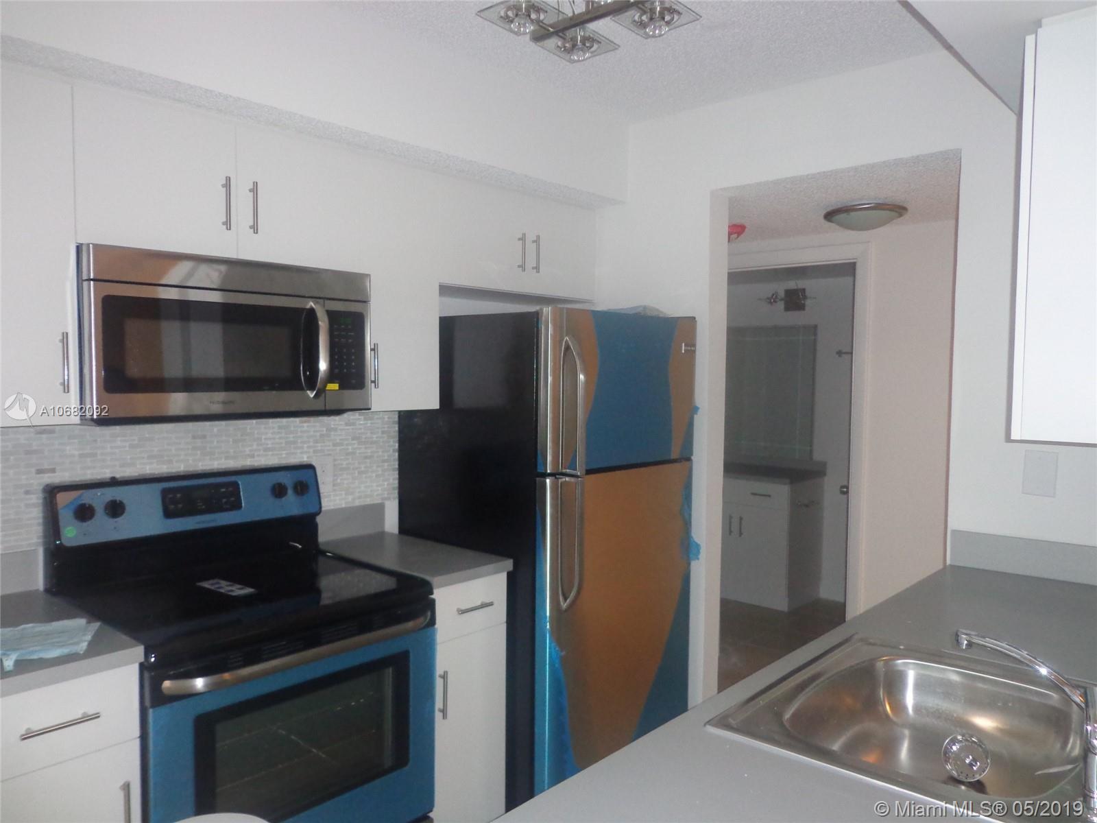 LEXINGTON ON THE GREEN CO - Residential Lease