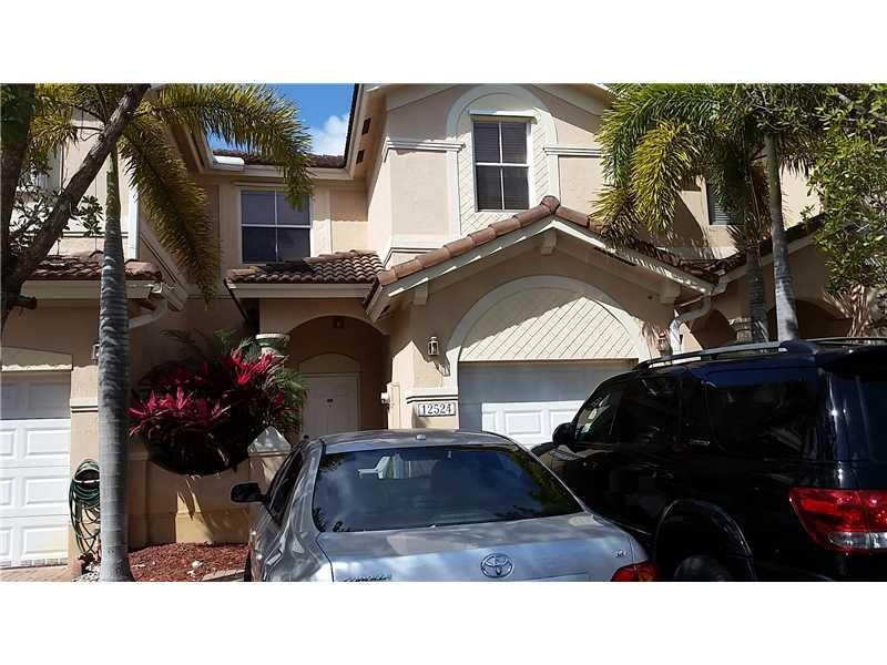 Great spacious 3/2/1 townhouse in Kendall Breeze with a garage and no back door neighbors.