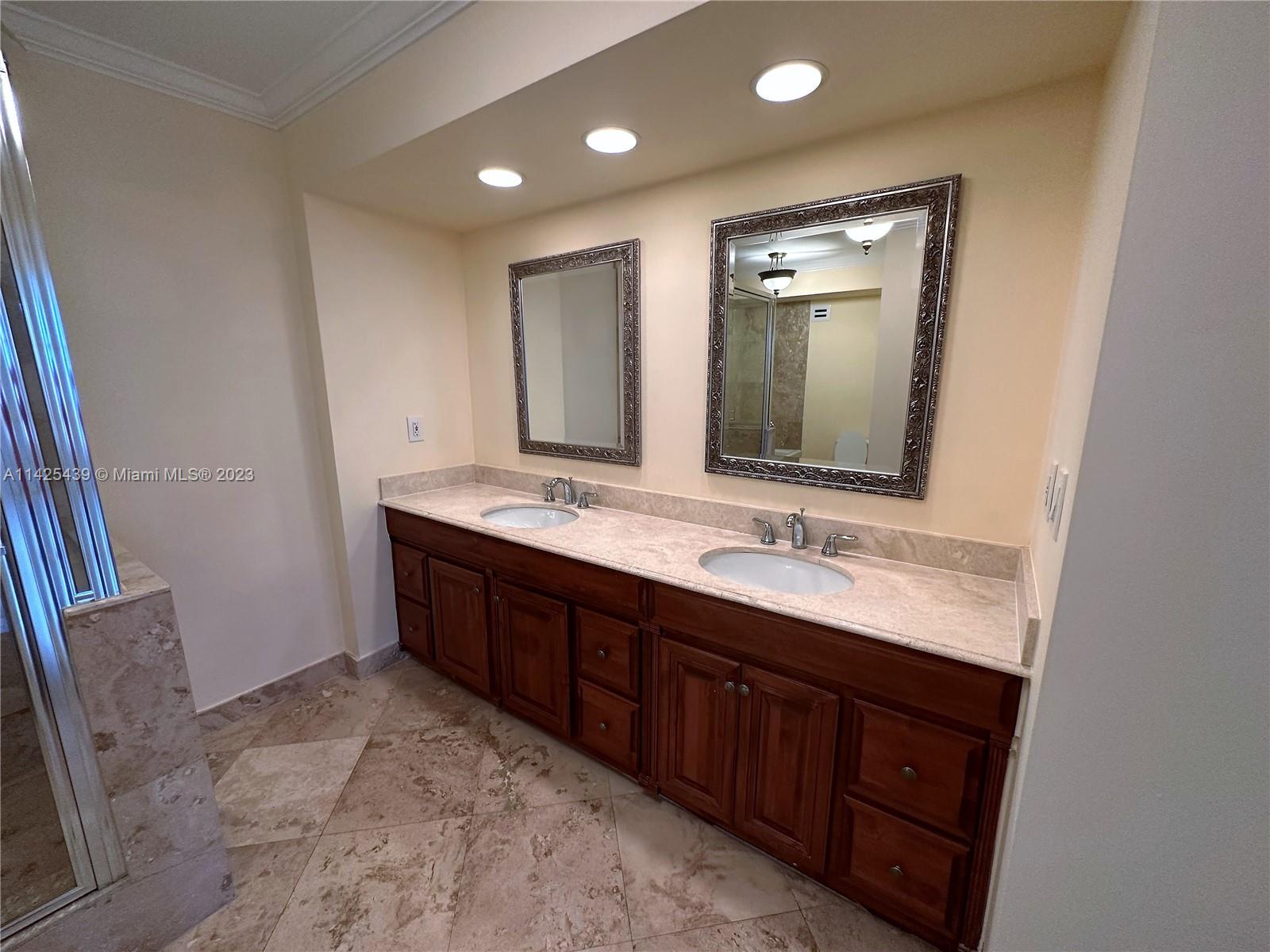 HALLMARK OF HOLLYWOOD CON - Residential