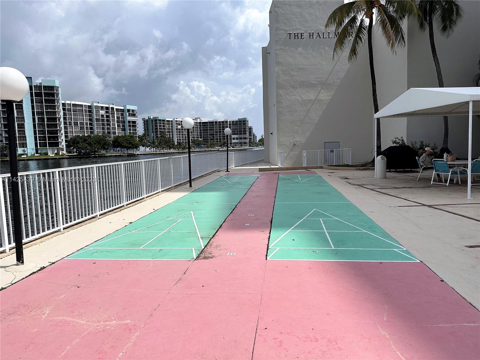 HALLMARK OF HOLLYWOOD CON - Residential