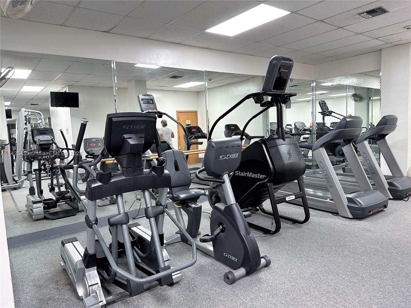 HALLMARK OF HOLLYWOOD CON - Residential