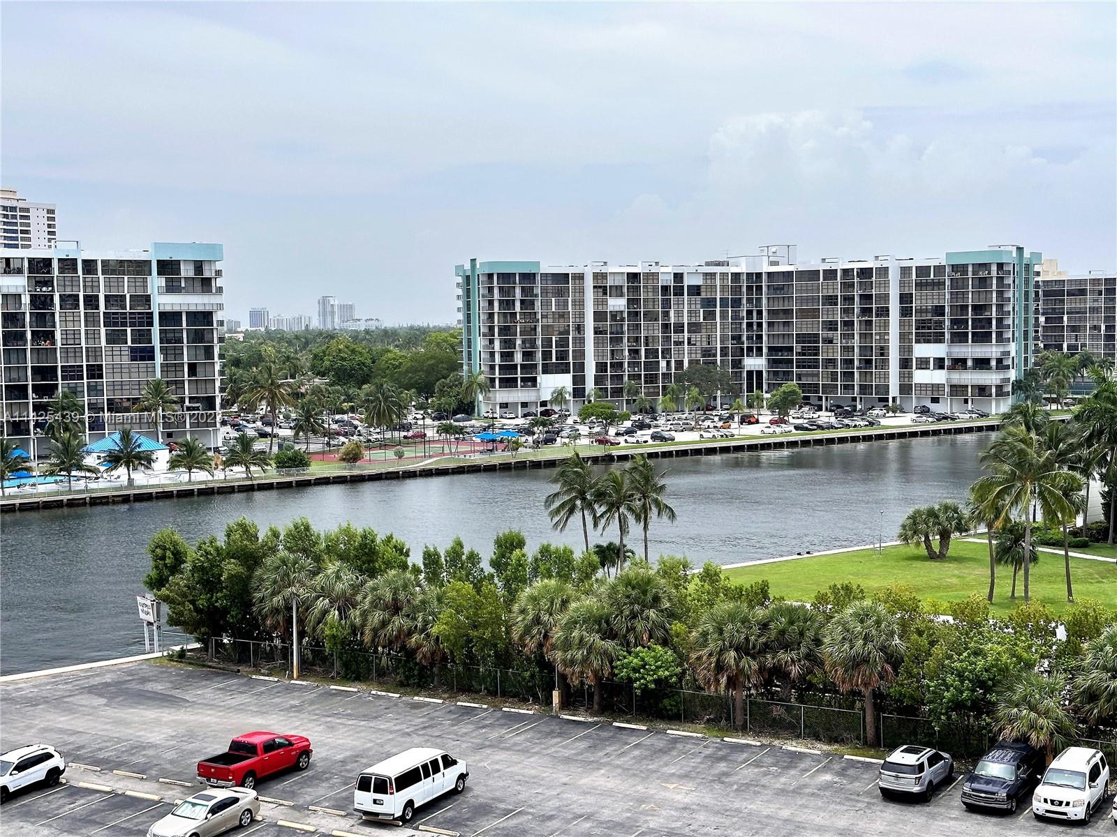 HALLMARK OF HOLLYWOOD CON - Residential