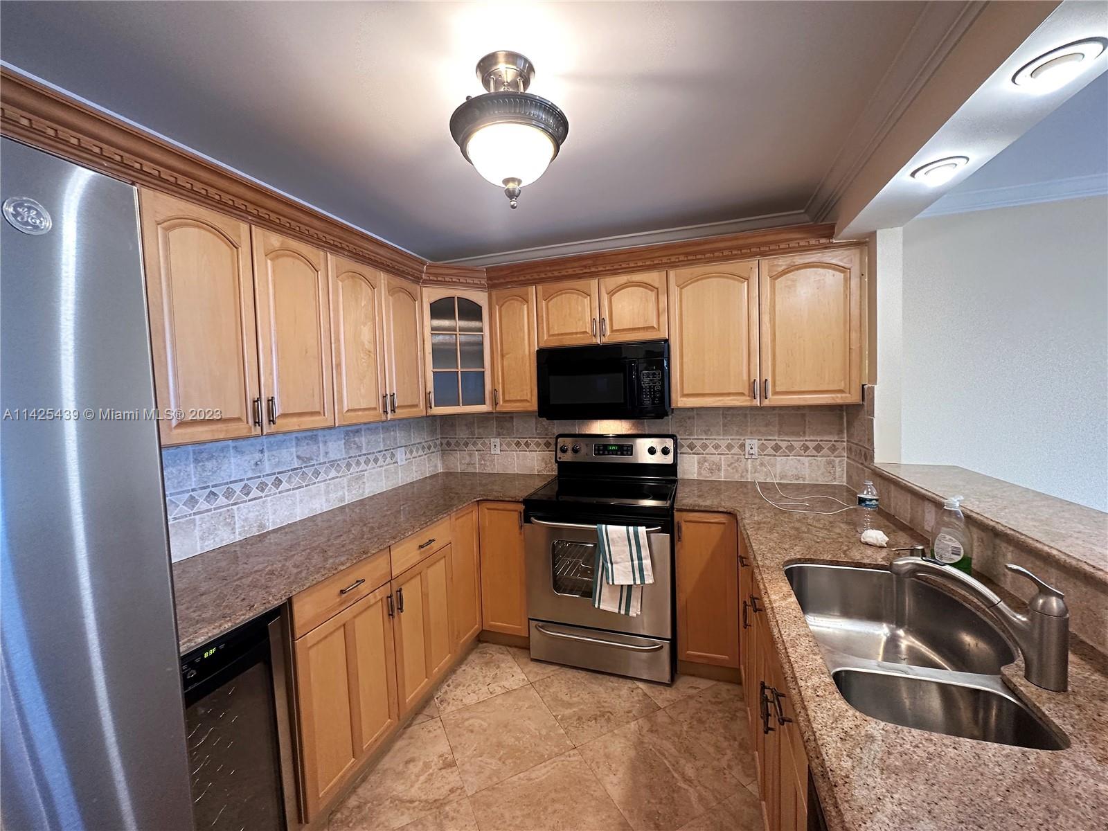 HALLMARK OF HOLLYWOOD CON - Residential