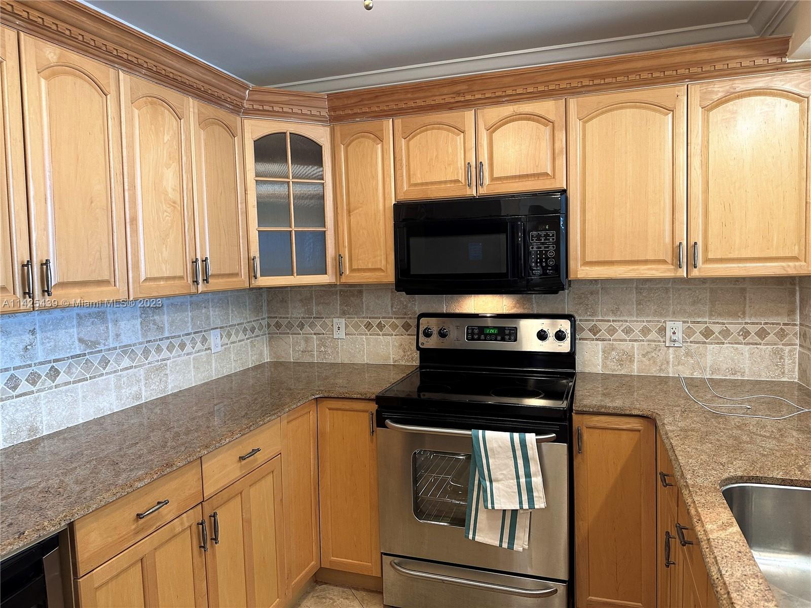 HALLMARK OF HOLLYWOOD CON - Residential