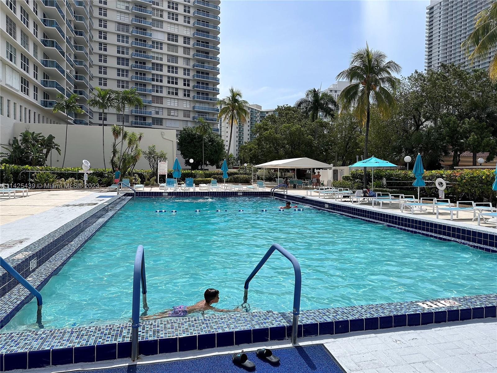 HALLMARK OF HOLLYWOOD CON - Residential