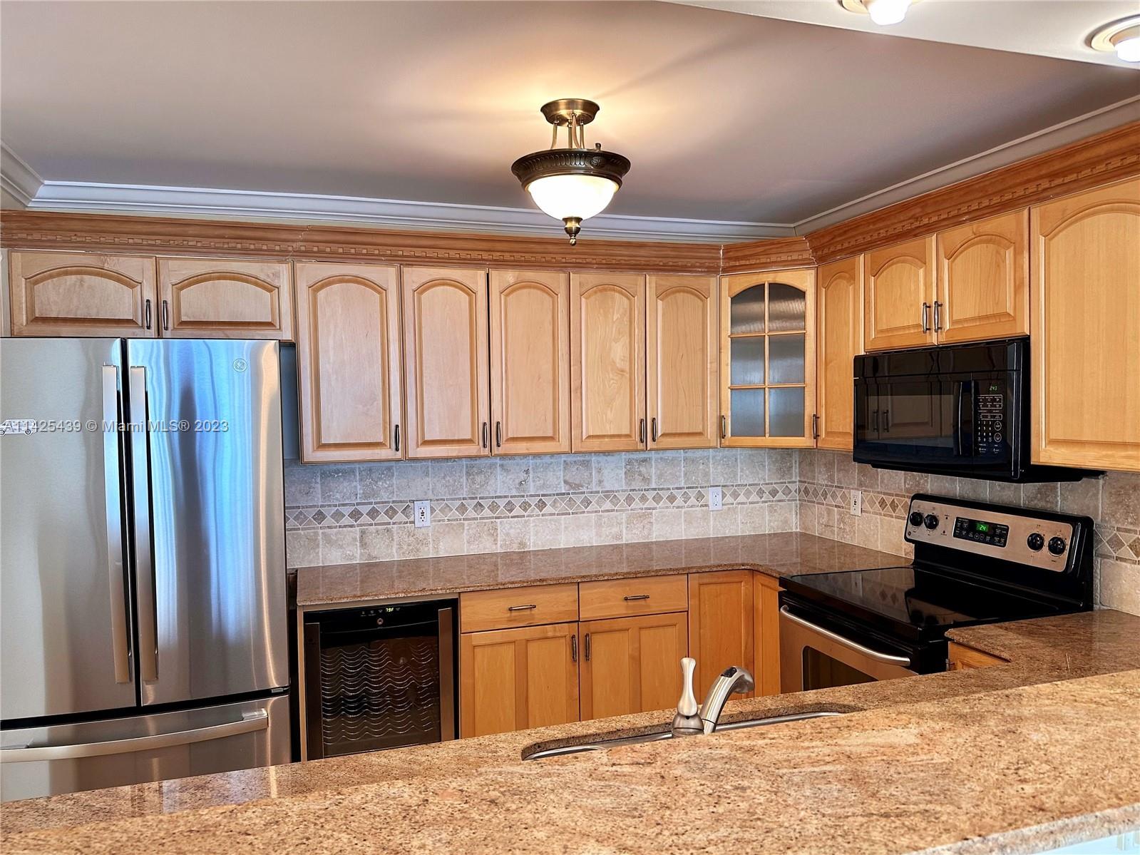 HALLMARK OF HOLLYWOOD CON - Residential