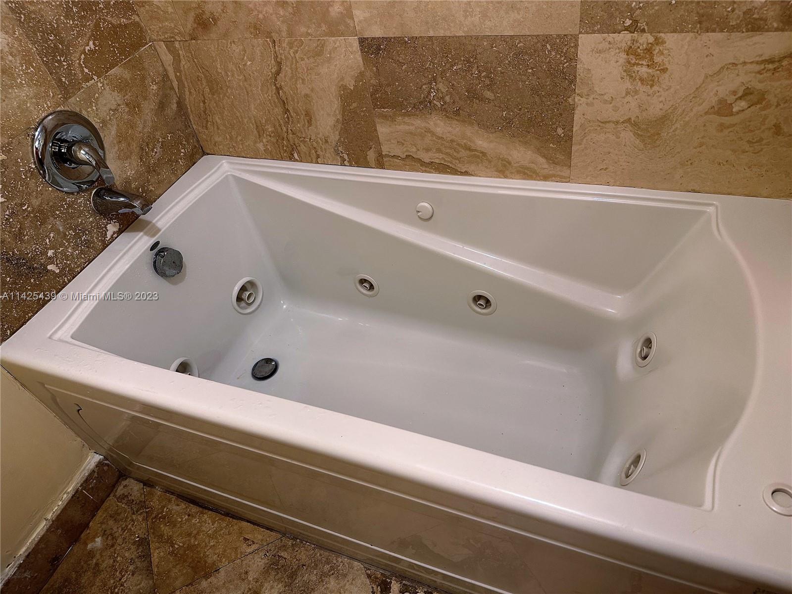 HALLMARK OF HOLLYWOOD CON - Residential