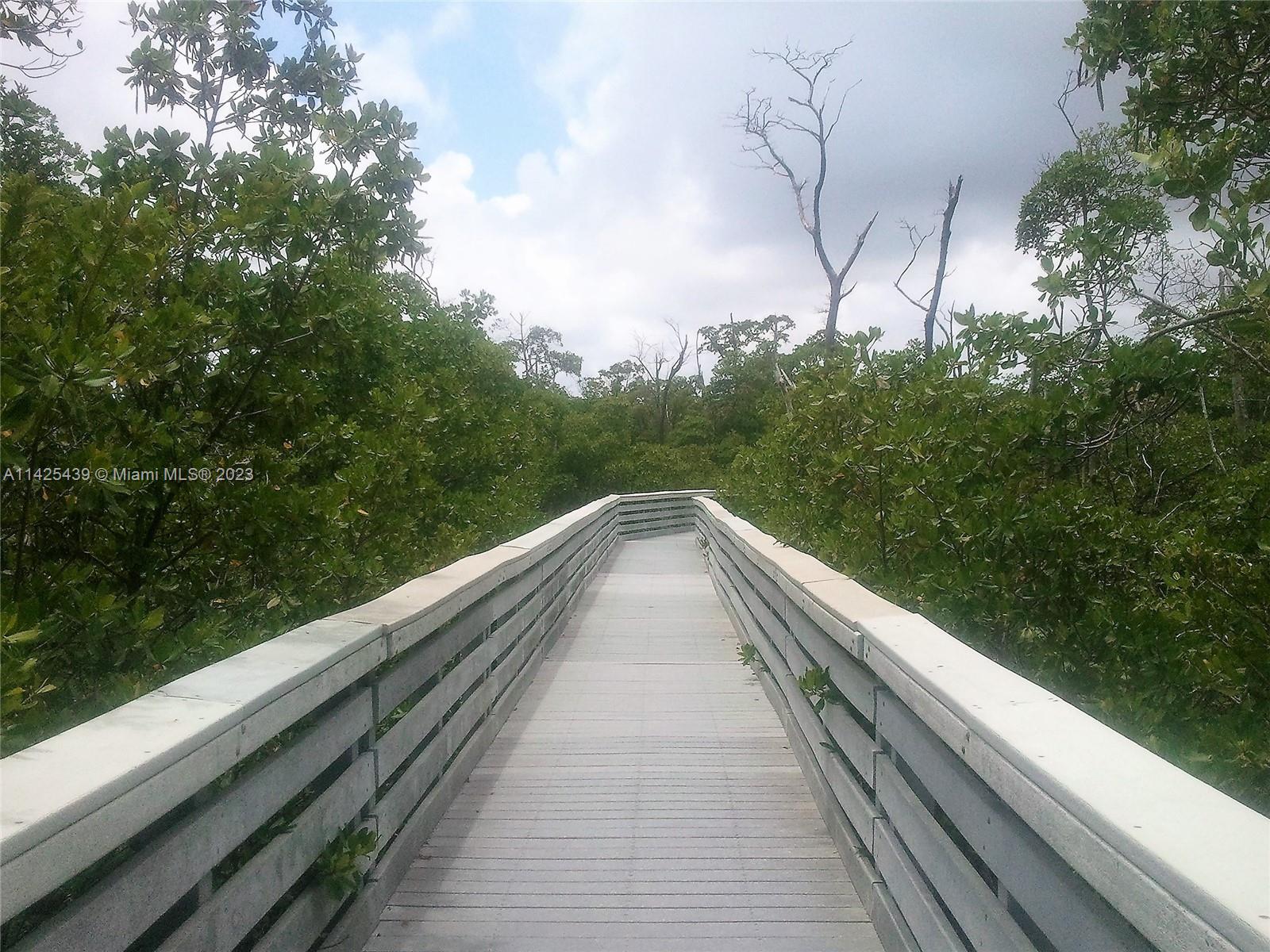 HALLMARK OF HOLLYWOOD CON - Residential