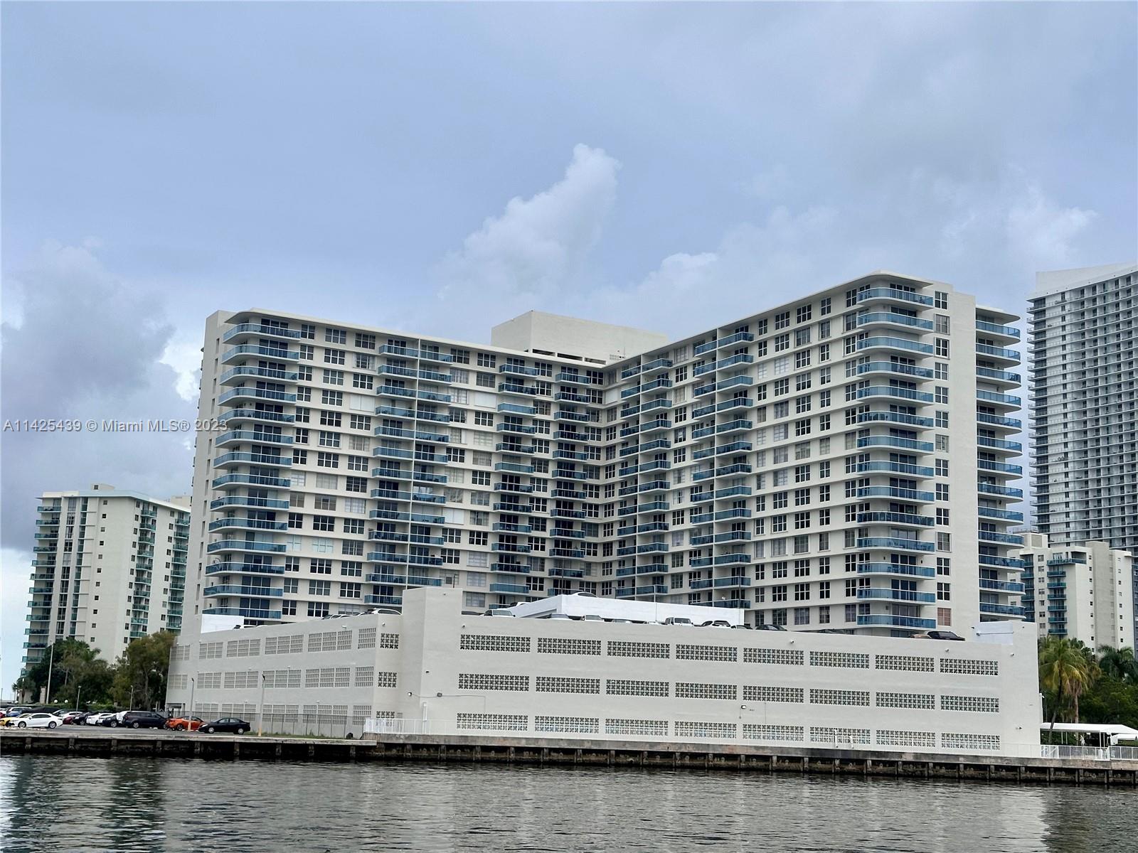 HALLMARK OF HOLLYWOOD CON - Residential