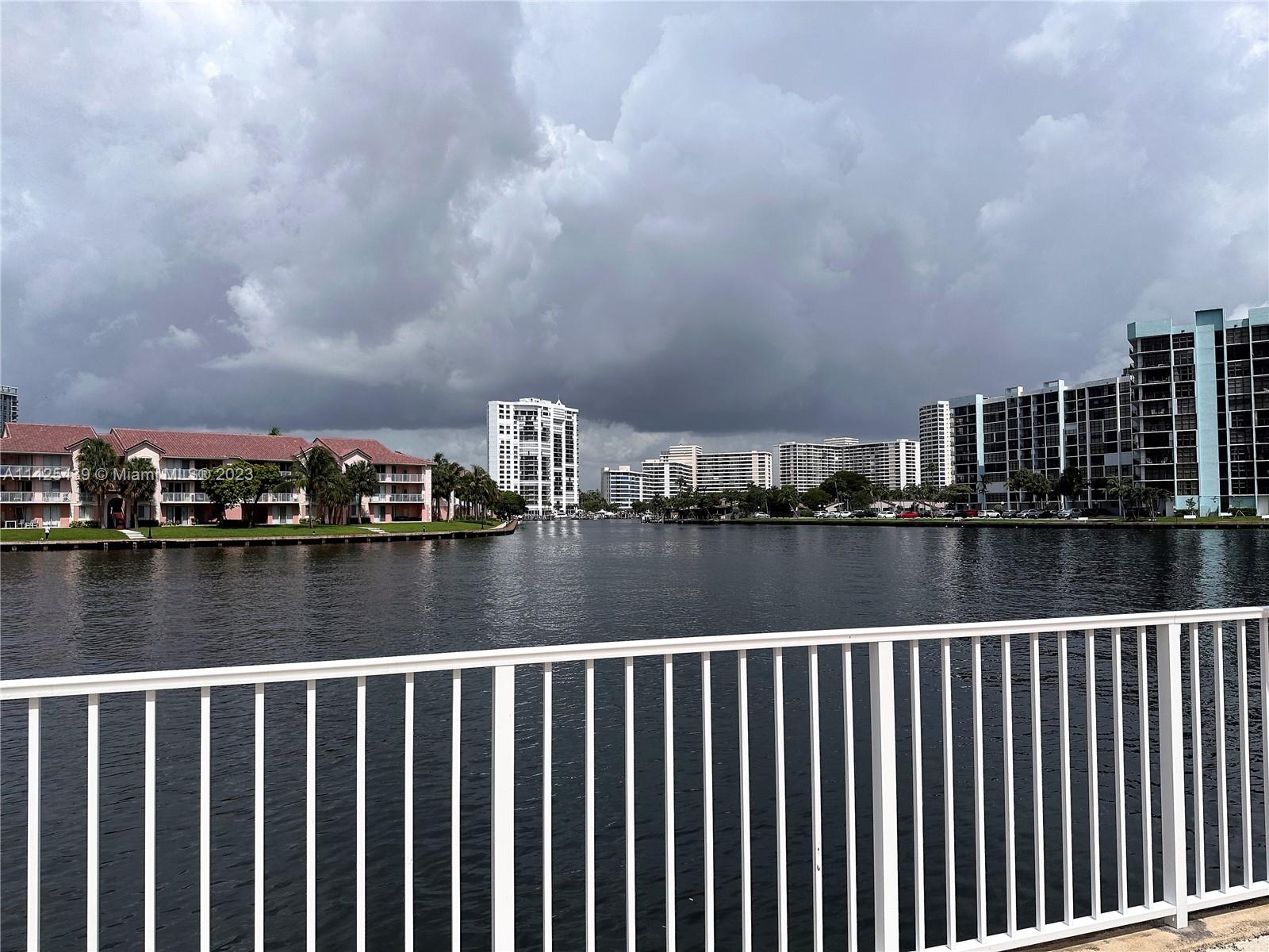 HALLMARK OF HOLLYWOOD CON - Residential