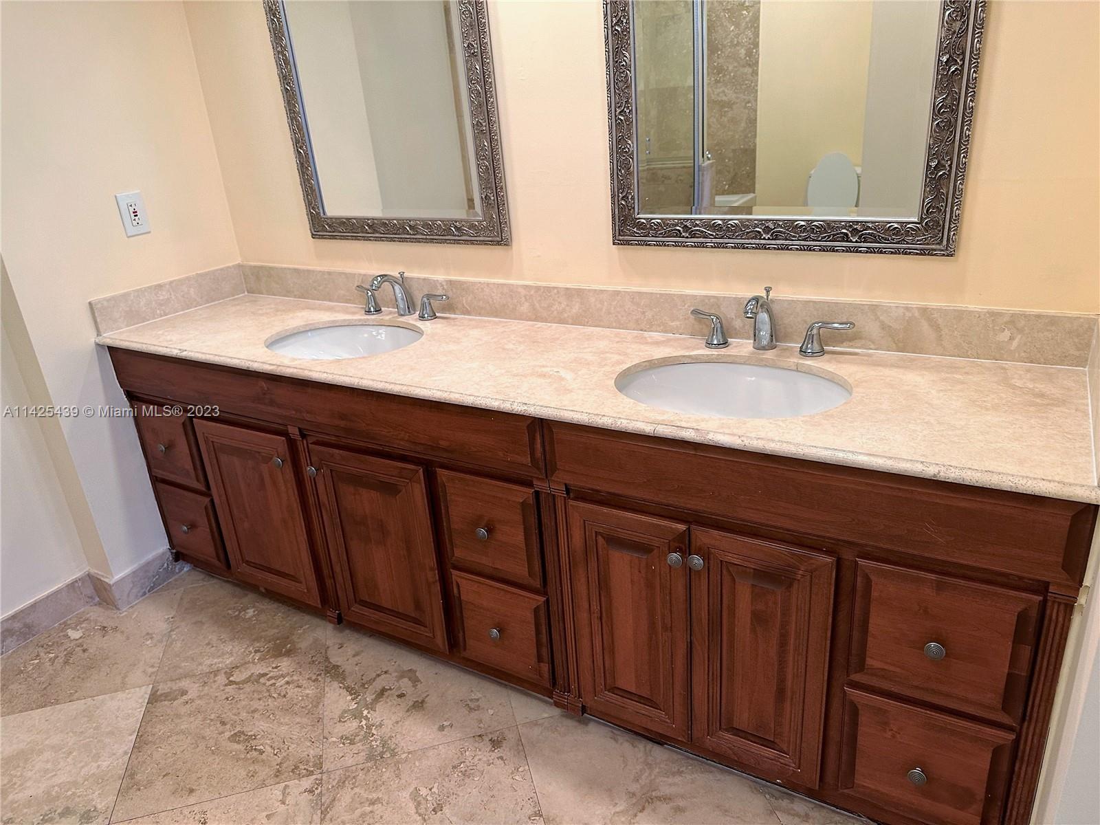 HALLMARK OF HOLLYWOOD CON - Residential