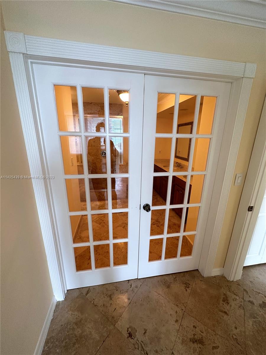 HALLMARK OF HOLLYWOOD CON - Residential