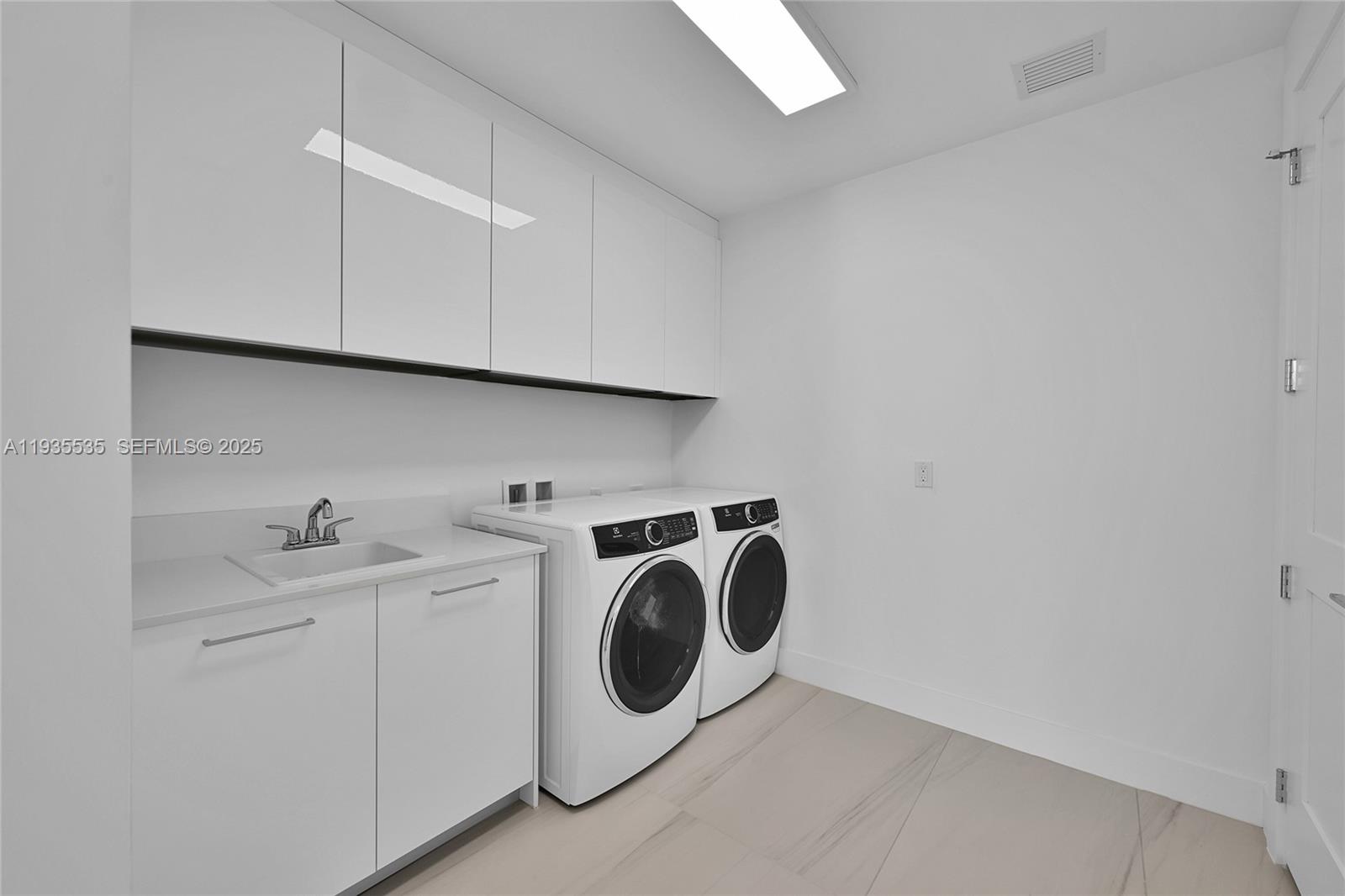 Selene Oceanfront Resident - Residential Lease