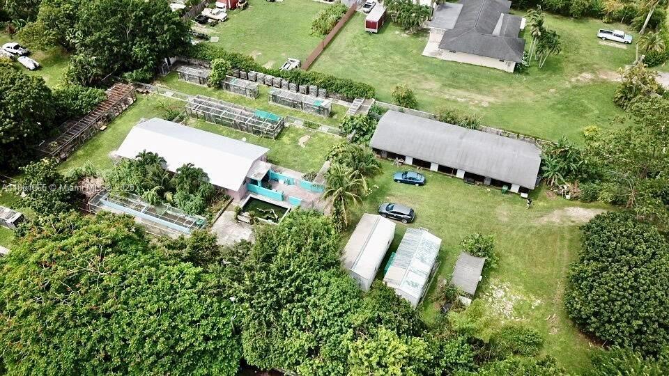This expansive property, situated on nearly 2 acres, is a one-of-a-kind rental opportunity.
Perfect for those with a passion for farming or a desire for a peaceful, spacious lifestyle, the land is ready to accommodate a variety of animals, including horses, chickens, pigs, and pigeons.
A private pond that can be stocked with fish adds to the property's charm.
If needed, it can be parked over 30 cars.
The main residence is a spacious 4-bedroom, 2-bathroom house. The property also boasts a variety of mature fruit trees, including avocado, mamey, plum, and Chinese mamoncillo.
The property's potential extends beyond its agricultural uses. The layout is easily convertible and could be transformed into a nursery, offices, or an in-law suite for subleasing.