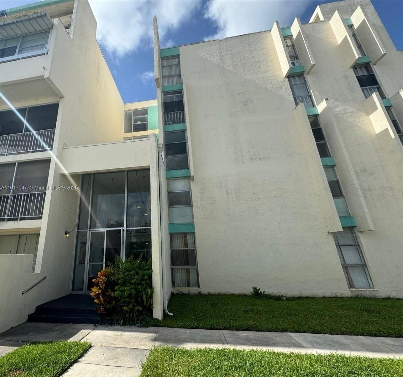 NEWPORT AT LAUDERHILL CON - Residential