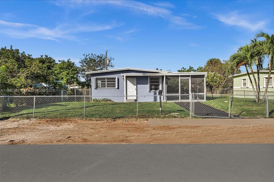 GREAT INVESTORMENT OR FIRST TIME HOMEOWNER OPPORTUNITY.  COZY LOW MAINTNANCE HOUSE SITTING ON LARGE YARD, ALL FENCED IN, NEW KITCHEN CABINETS, APPLIANCES, BEDROOM FLOORING, AND AC UNITS.  EASY TO SHOW, SELLER MOTIVATED.