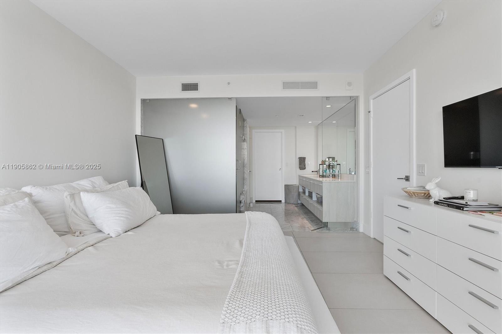 ONE PARAISO CONDO - Residential