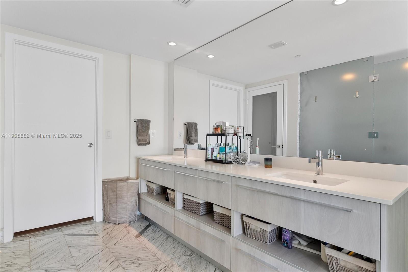 ONE PARAISO CONDO - Residential