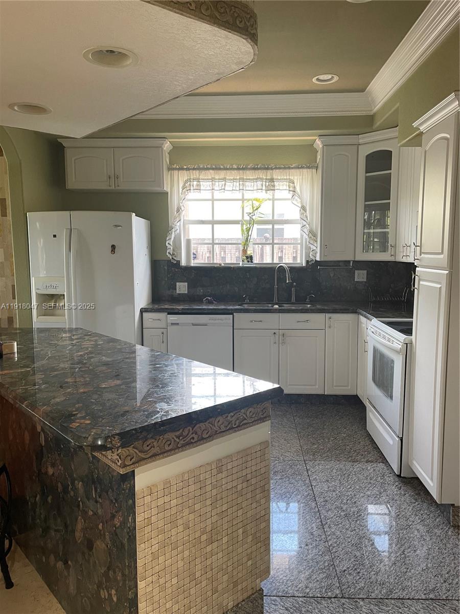 ACRES LAKE ESTATES - Residential Lease