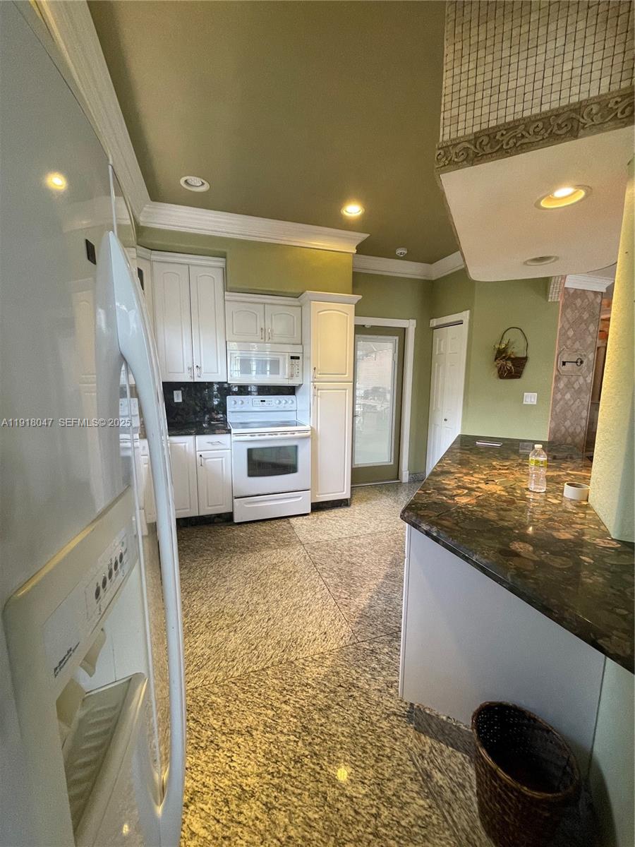 ACRES LAKE ESTATES - Residential Lease