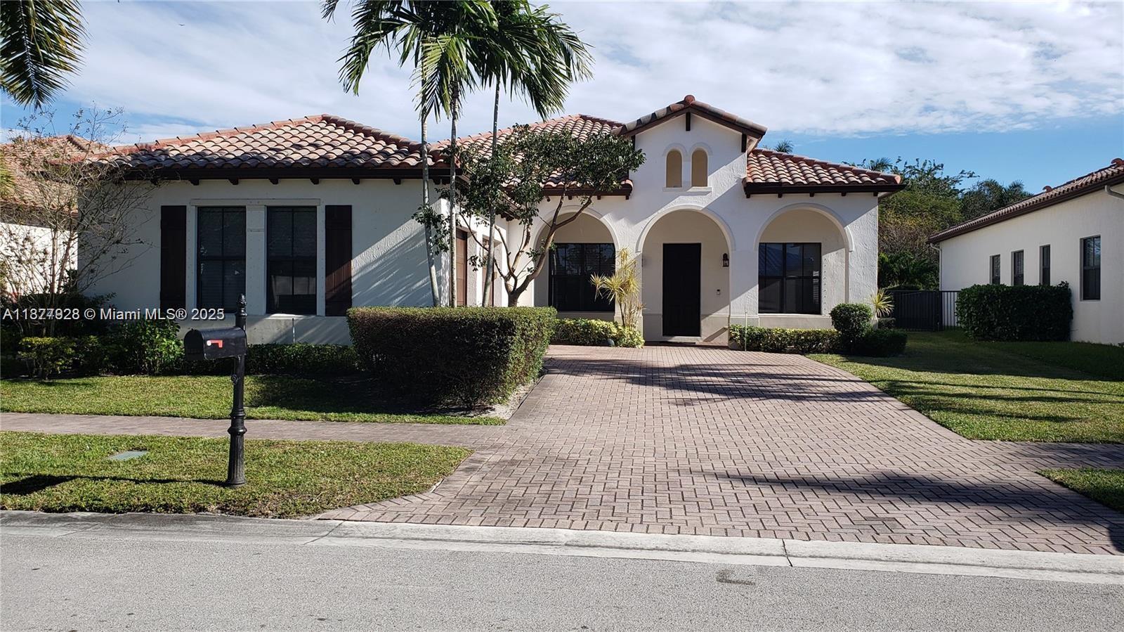 Beautiful house in an excellent community with a lot of amenities, located in a big lot and with a playground in the back.