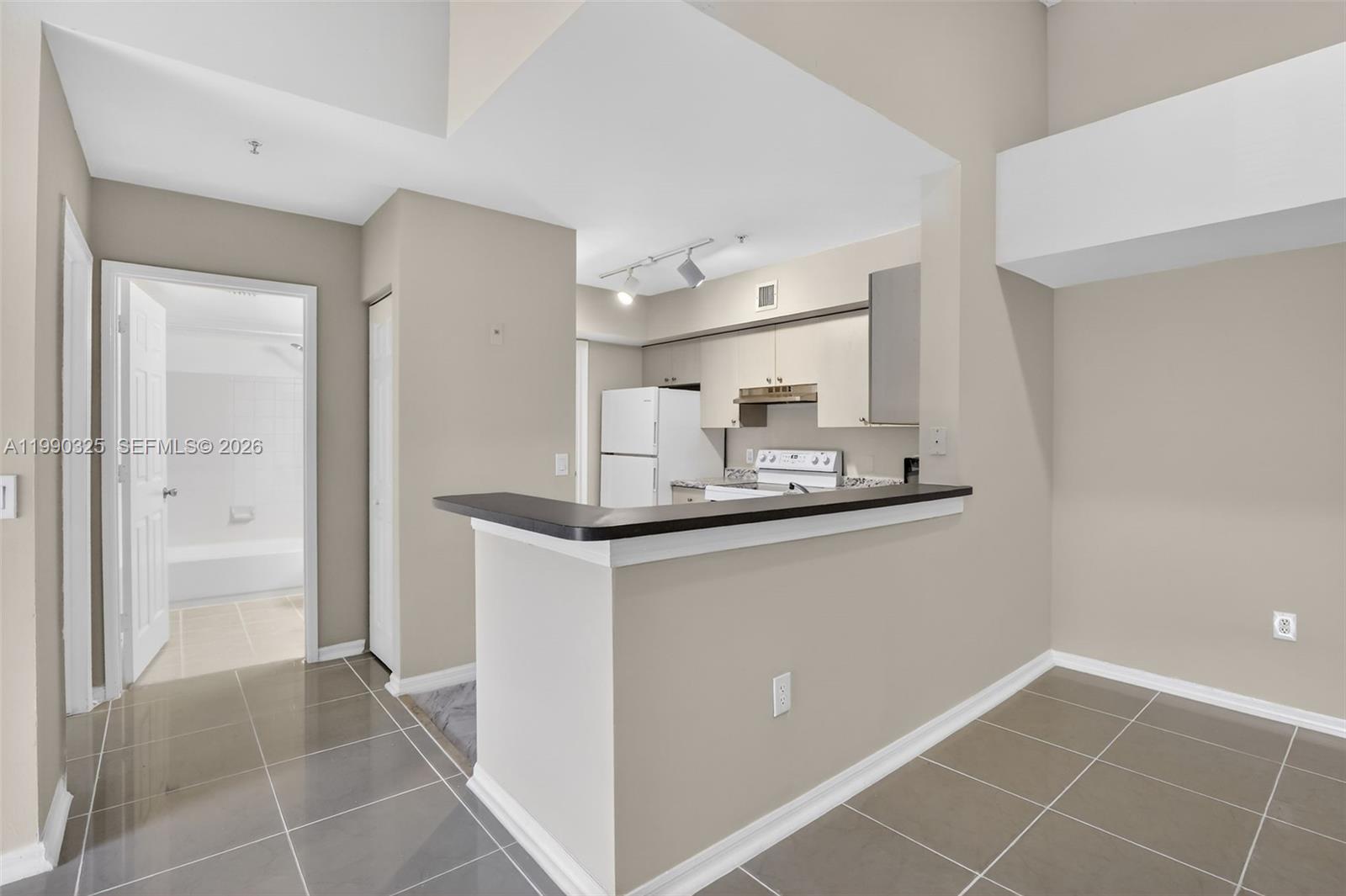 AVENTINE AT MIRAMAR BLDG - Residential Lease