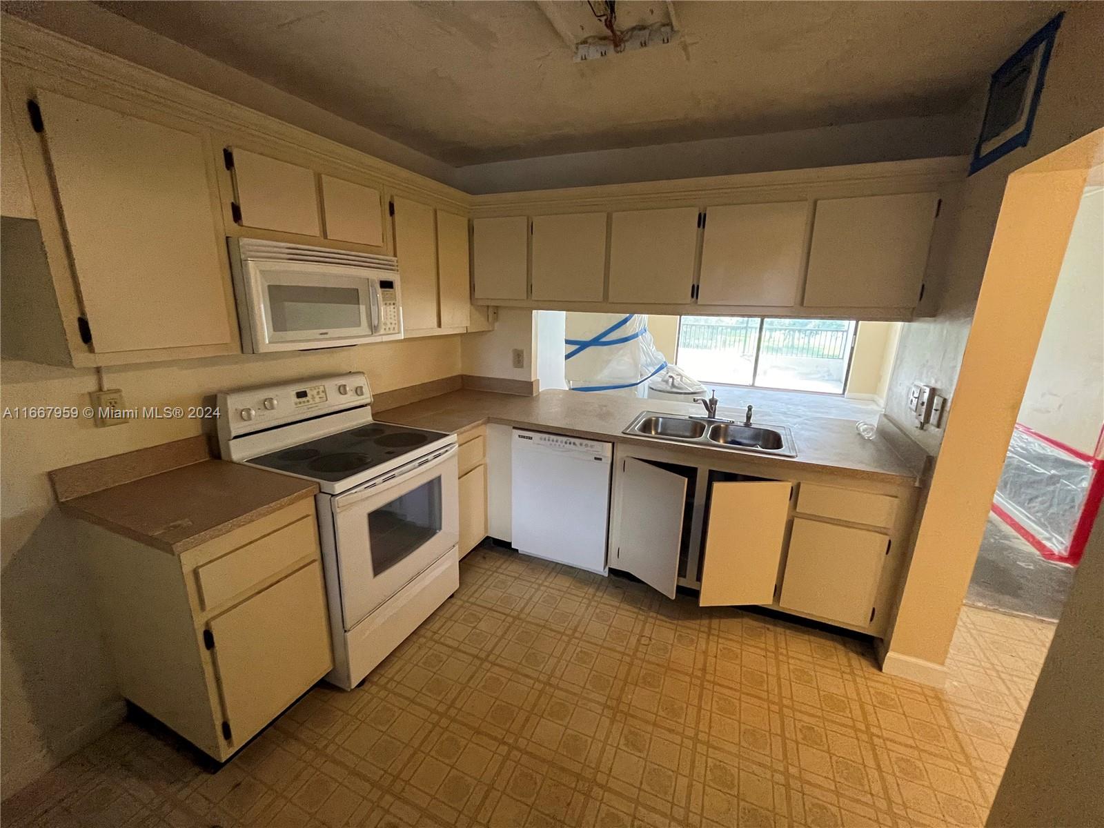 7500 Nw 1st Ct 202-3, Plantation, Miami-Dade County, Florida - 2 Bedrooms  
2 Bathrooms - 