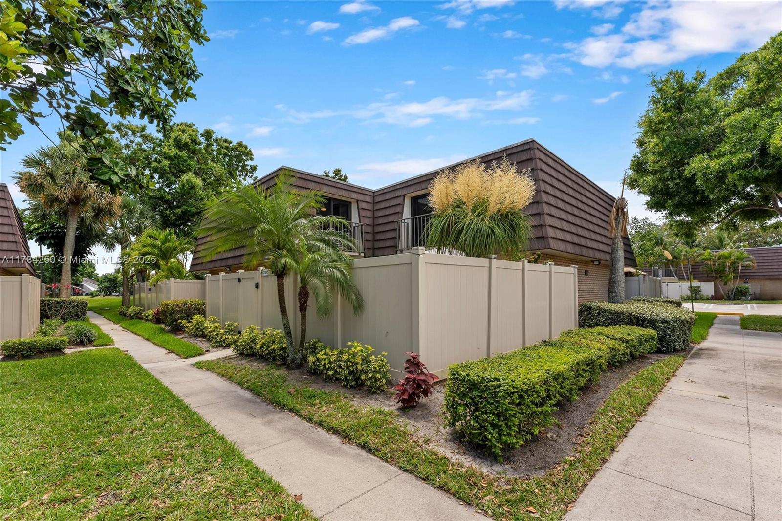 HERITAGE VILLAGE OF P B L - Residential