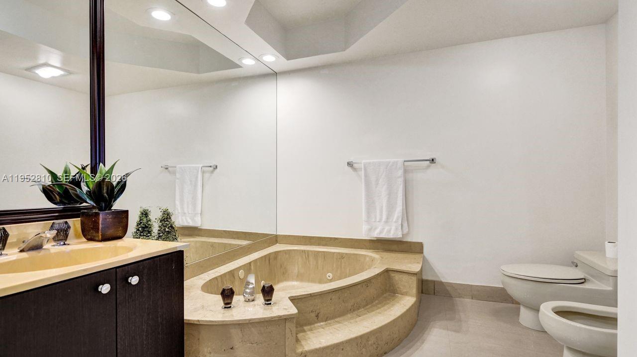 HAMPTONS WEST CONDO - Residential