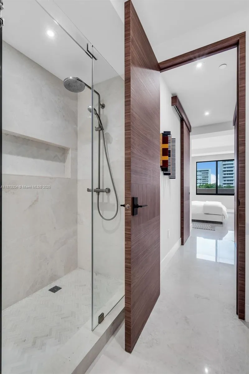 Key Biscayne, Florida 33149, United States, 3 Bedrooms Bedrooms, ,3 BathroomsBathrooms,Residential,Active,210925