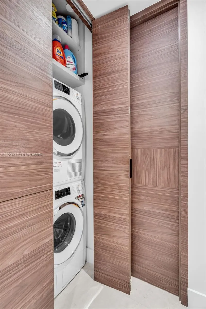 Key Biscayne, Florida 33149, United States, 3 Bedrooms Bedrooms, ,3 BathroomsBathrooms,Residential,Active,210925