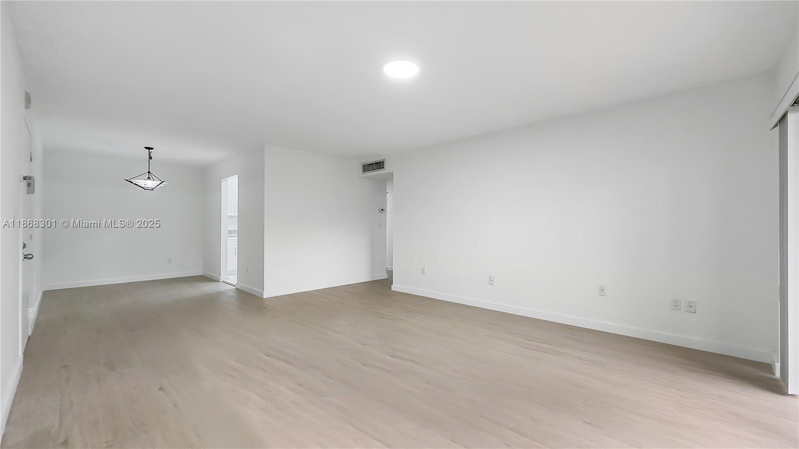 BEAUTIFULLY UPDATED 1/1 CONDO IN DESIRABLE KINGS CREEK WEST. NO PETS PER ASSOCIATION.