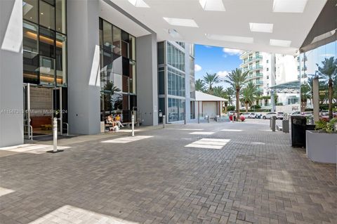 Condominium in Miami FL 1300 Brickell Bay Dr 37.jpg