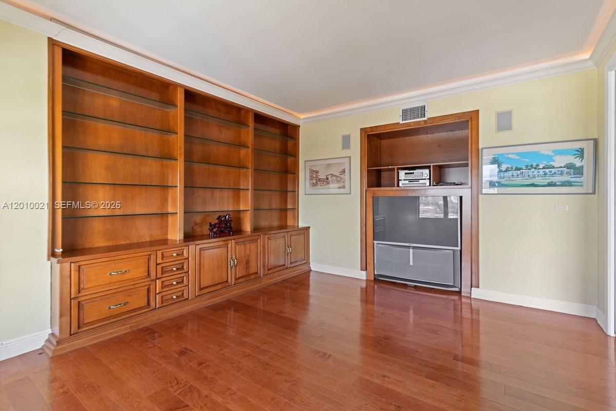 CRICKET CLUB CONDO - Residential