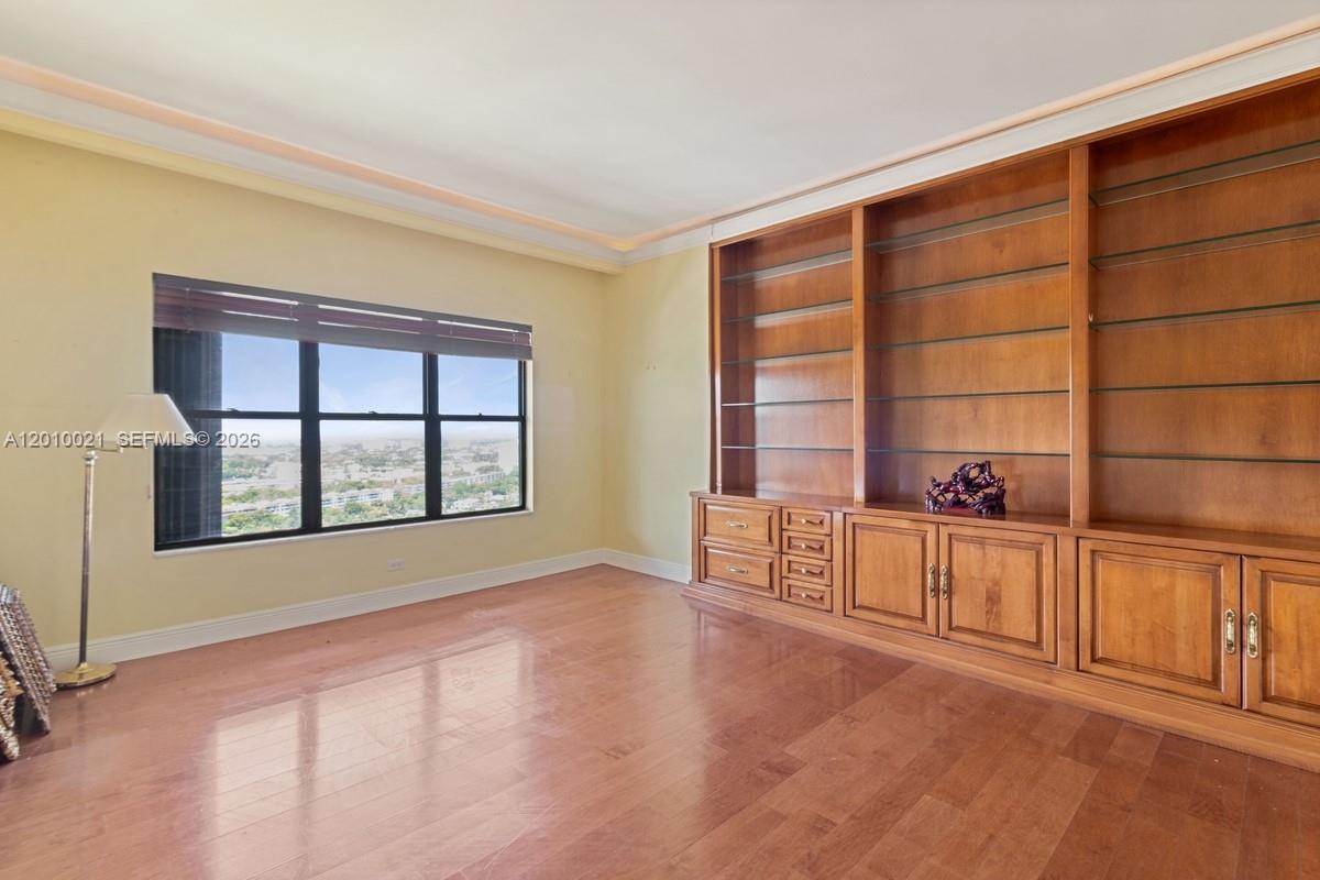 CRICKET CLUB CONDO - Residential