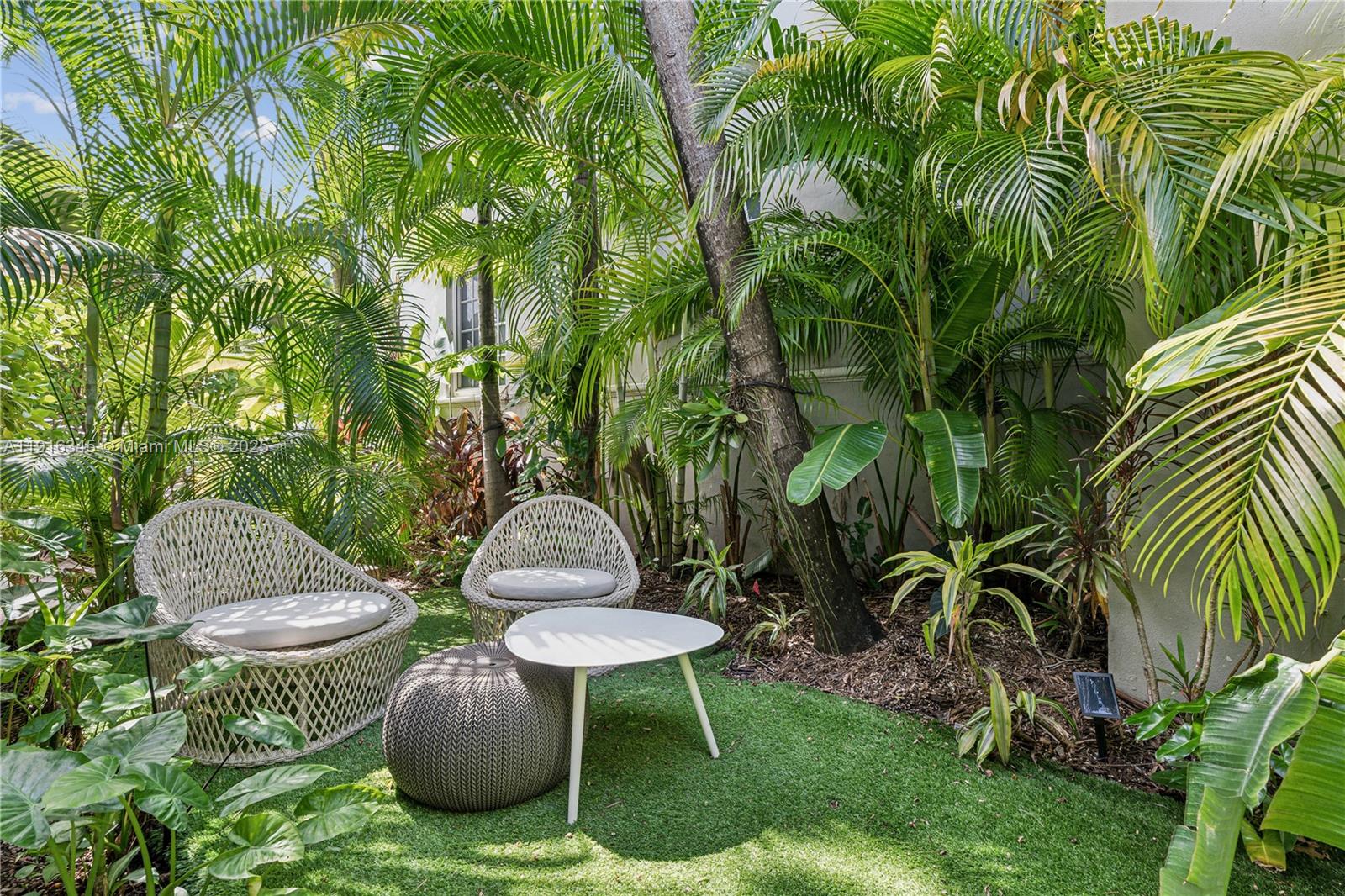 THE DARIA CONDO - Residential