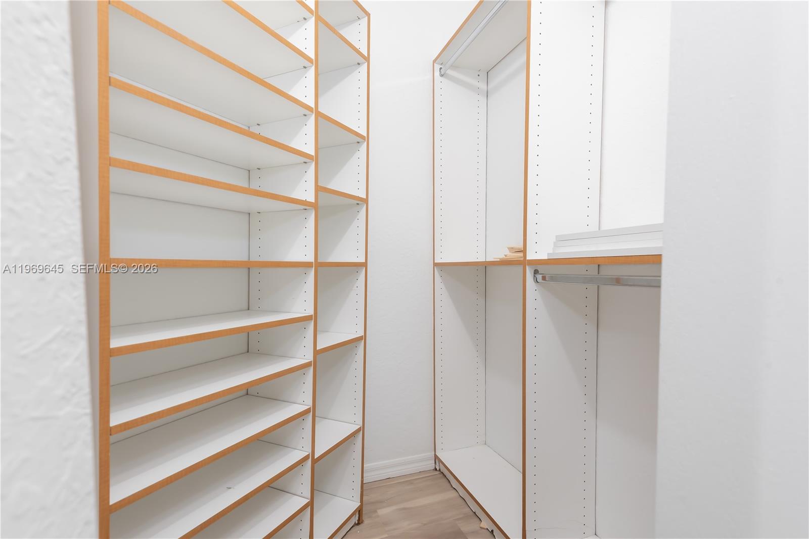 IBIS VILLAS AT DORAL COND - Residential