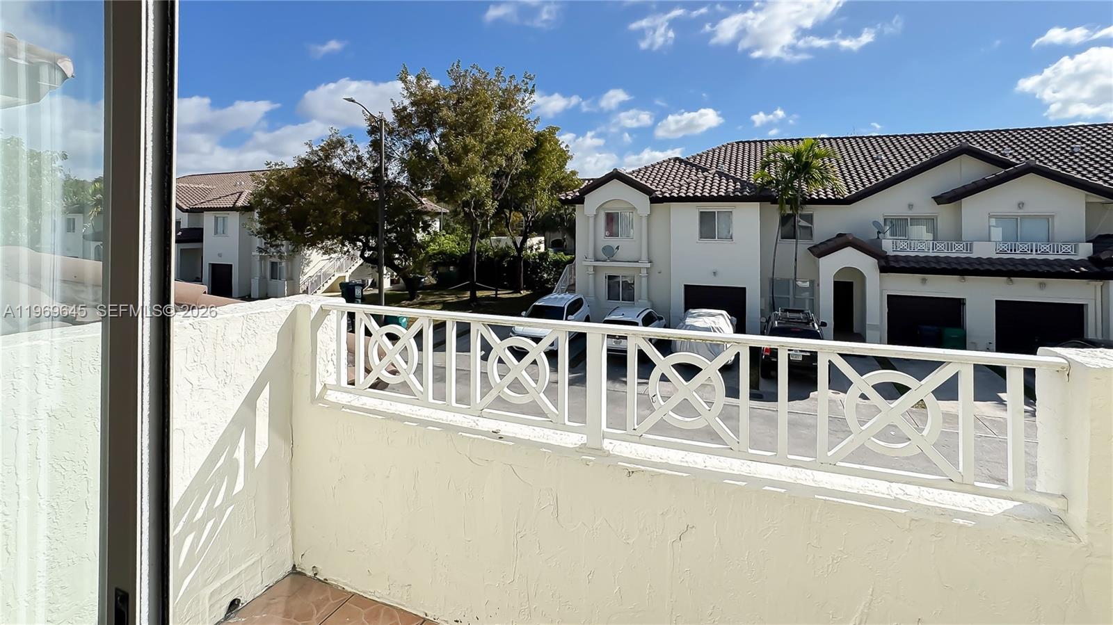 IBIS VILLAS AT DORAL COND - Residential