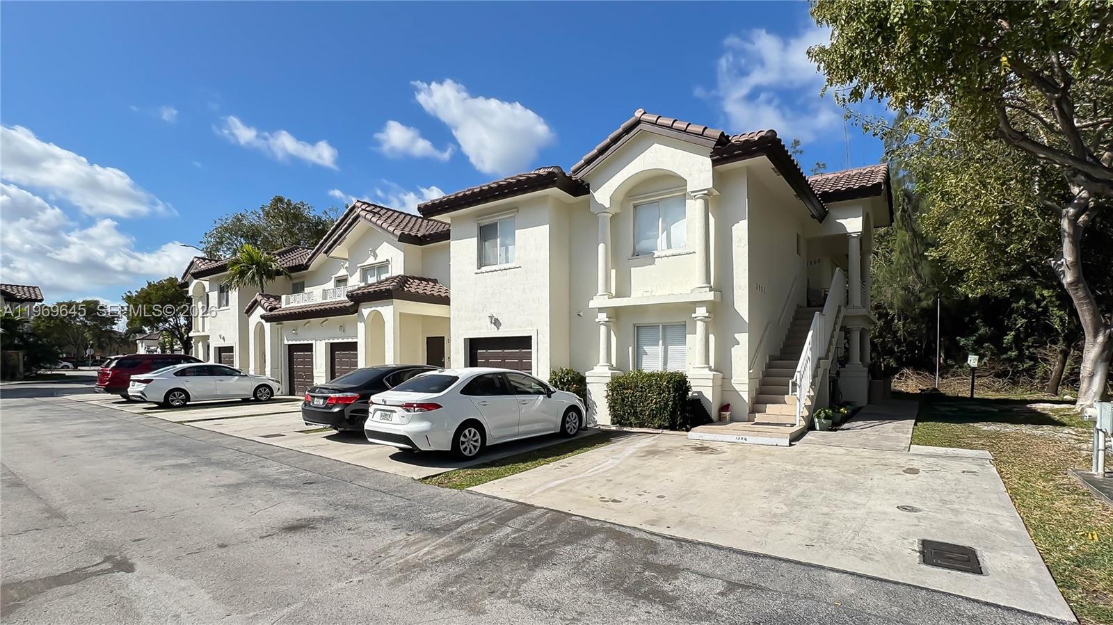 IBIS VILLAS AT DORAL COND - Residential