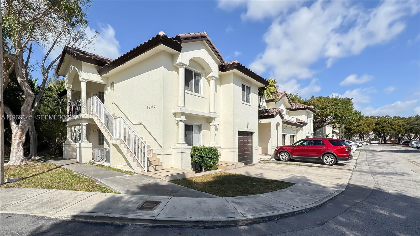 IBIS VILLAS AT DORAL COND - Residential