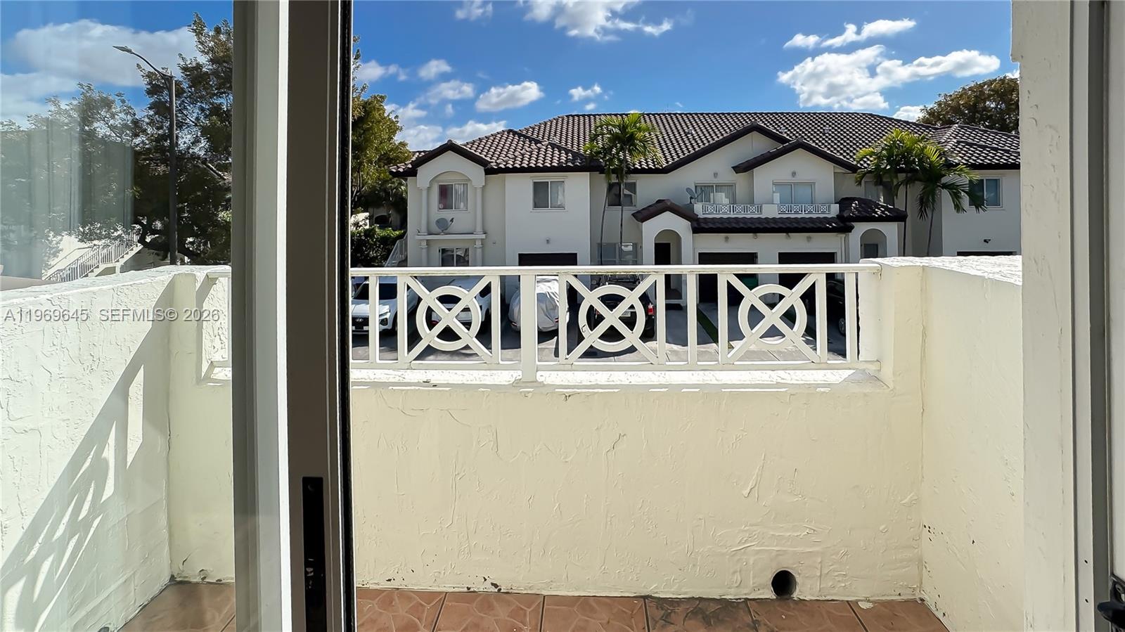 IBIS VILLAS AT DORAL COND - Residential