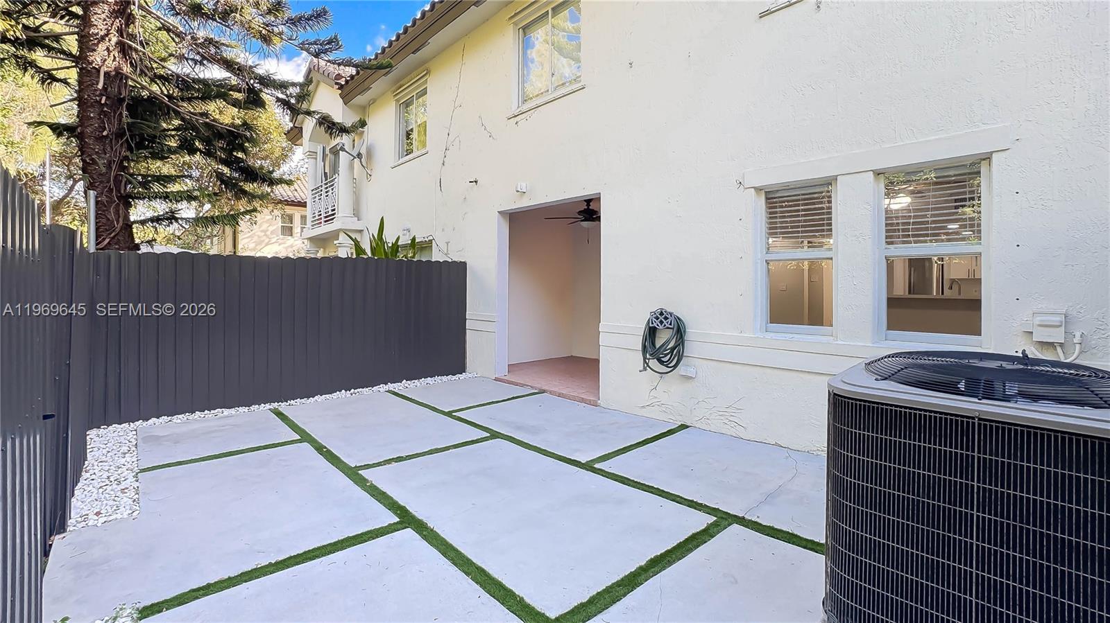 IBIS VILLAS AT DORAL COND - Residential