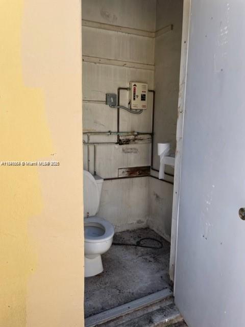 AMND MIAMI SUBURBAN ACRES - Residential Lease