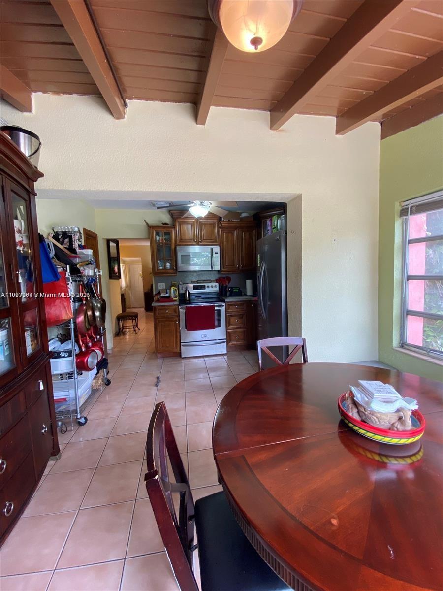 AMND MIAMI SUBURBAN ACRES - Residential Lease